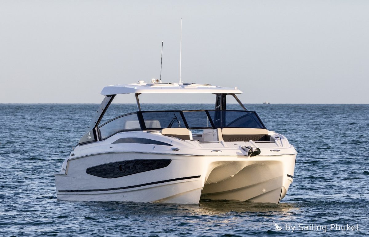 Ruen 5 on a private charter around Phuket's islands